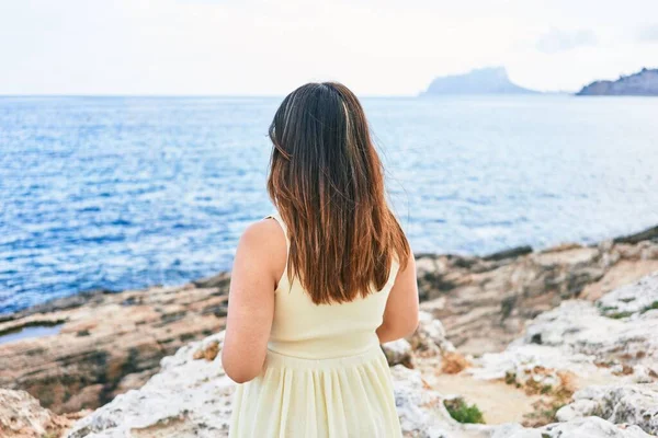 Jonge Mooie Vrouw Rug Uitzicht Zee Aan Het Strand — Stockfoto