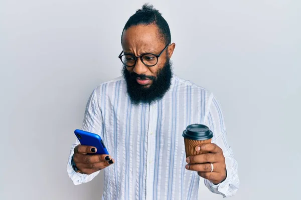 Hombre Afroamericano Joven Usando Smartphone Bebiendo Una Taza Café Sin —  Fotos de Stock
