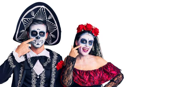 Young Couple Wearing Mexican Day Dead Costume Background Pointing Hand — ストック写真