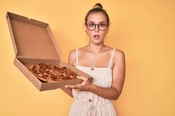 Beautiful Caucasian Woman Holding Tasty Pepperoni Pizza Shock Face Looking — Stock Photo, Image