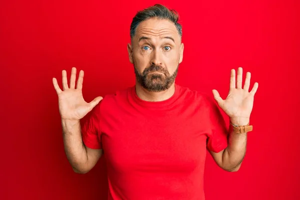 Schöner Mann Mittleren Alters Lässigem Roten Shirt Ahnungslos Und Verwirrt — Stockfoto