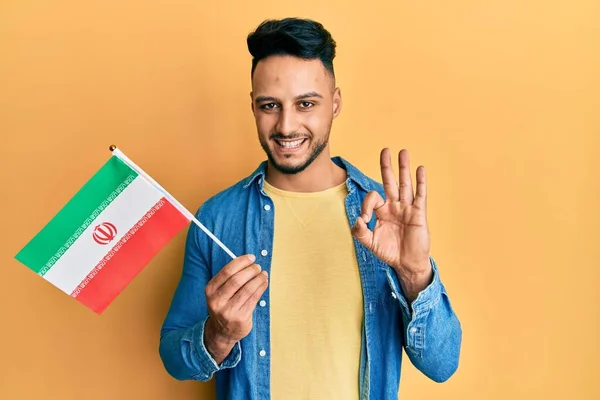 Mladý Arabský Muž Drží Íránskou Vlajku Dělá Znamení Prsty Usmívá — Stock fotografie