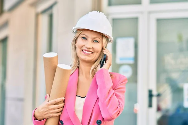 Jonge Kaukasische Architect Vrouw Glimlachen Gelukkig Met Behulp Van Smartphone — Stockfoto