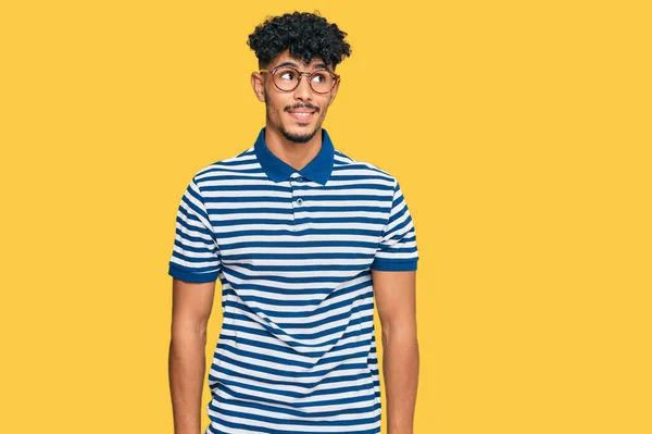 Jovem Árabe Vestindo Roupas Casuais Óculos Sorrindo Olhando Para Lado — Fotografia de Stock