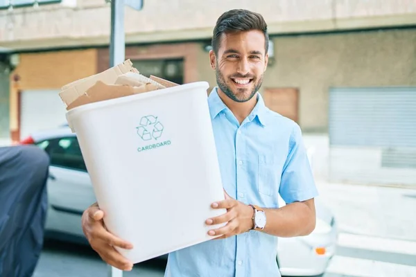 Jovem Hispânico Sorrindo Feliz Reciclagem Segurando Lixo Cheio Papelão Rua — Fotografia de Stock