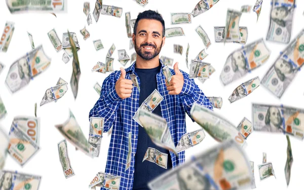 Junger Hispanischer Mann Lässiger Kleidung Mit Positiver Geste Mit Der — Stockfoto