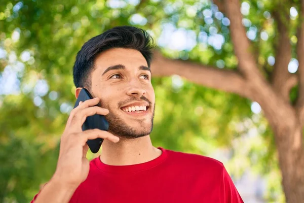 Jonge Latijnse Man Glimlachend Gelukkig Praten Smartphone Lopen Stad — Stockfoto