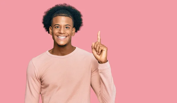 Afro Amerikaanse Man Met Afrohaar Casual Kleding Wijzend Met Een — Stockfoto