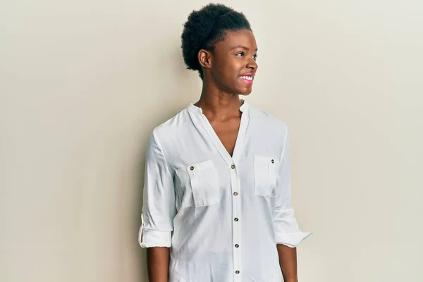 Молода Афроамериканська Дівчина Одягнена Повсякденний Одяг Дивиться Сторону Посмішкою Обличчі — стокове фото