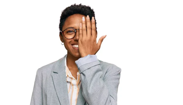 Fiatal Afro Amerikai Aki Üzleti Ruhát Visel Egyik Szemét Kézzel — Stock Fotó