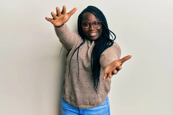 Jonge Zwarte Vrouw Met Vlechten Casual Kleding Een Bril Naar — Stockfoto