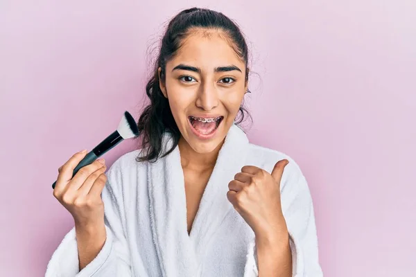 Hispanisches Teenager Mädchen Mit Zahnspange Einem Gewand Das Eine Schminkbürste — Stockfoto