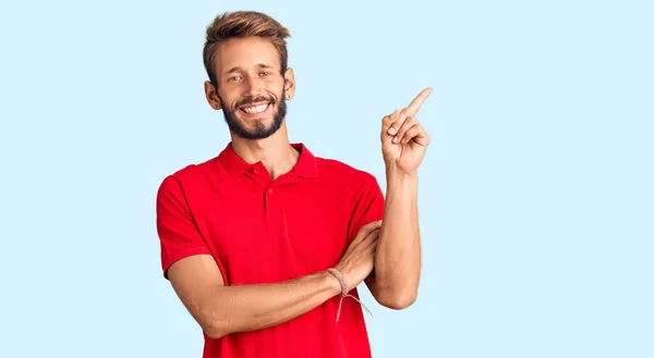 Hombre Guapo Rubio Con Barba Vistiendo Ropa Casual Con Una — Foto de Stock