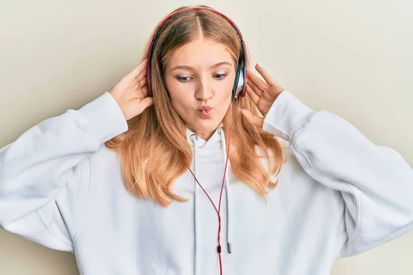 Bela Jovem Caucasiana Ouvindo Música Usando Fones Ouvido Fazendo Cara — Fotografia de Stock