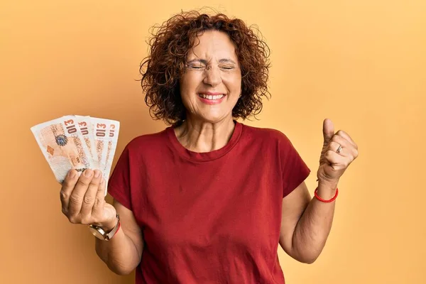 Beautiful Middle Age Mature Woman Holding United Kingdom Pounds Banknotes —  Fotos de Stock