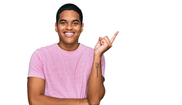 Joven Hombre Hispano Guapo Vistiendo Camiseta Rosa Casual Sonriendo Feliz — Foto de Stock