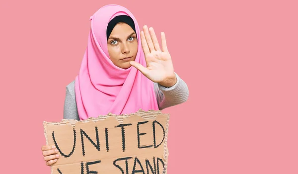 Junge Kaukasische Frau Vereint Halten Wir Banner Mit Offener Hand — Stockfoto