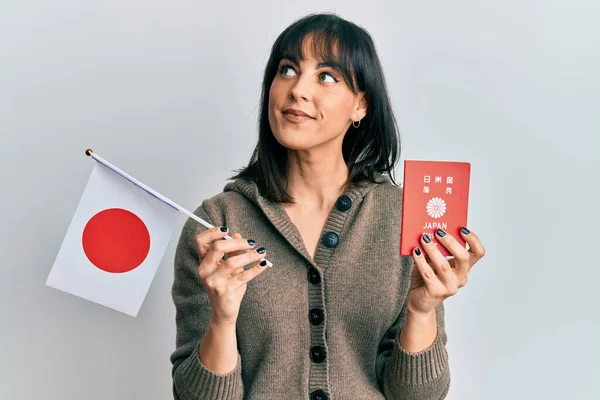 Mladá Hispánka Drží Japonskou Vlajku Pas Usmívá Dívá Stranou Přemýšlí — Stock fotografie