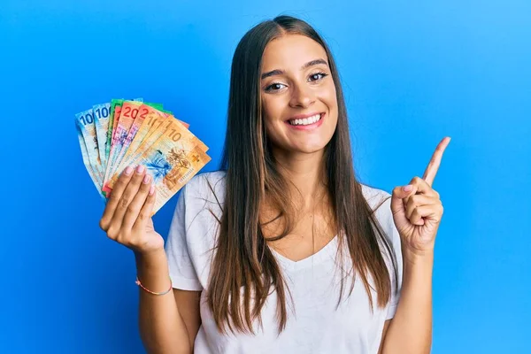 Junge Hispanische Frau Mit Schweizer Franken Banknoten Lächelt Glücklich Und — Stockfoto