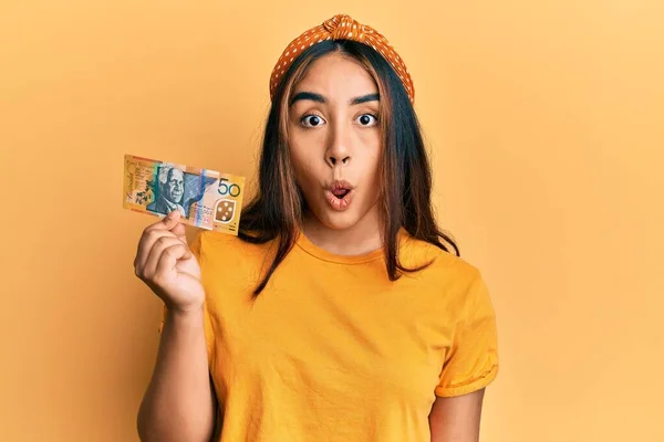 Mladá Latinská Žena Drží Australských Dolarových Bankovek Vyděšená Ohromená Otevřenými — Stock fotografie