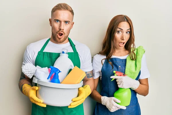 Young Couple Girlfriend Boyfriend Wearing Apron Holding Products Cleaning Spray — Stock Photo, Image