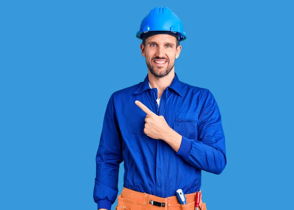 Jovem Homem Bonito Vestindo Uniforme Trabalhador Hardhat Alegre Com Sorriso — Fotografia de Stock