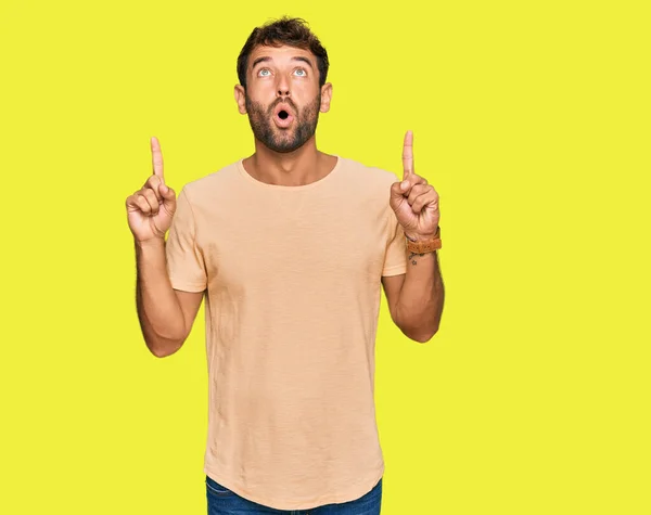 Handsome Young Man Beard Wearing Casual Tshirt Amazed Surprised Looking — Stock Photo, Image