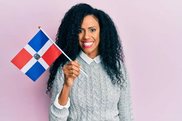 Středověká Africká Americká Žena Drží Dominikánskou Republiku Vlajku Vypadá Pozitivně — Stock fotografie