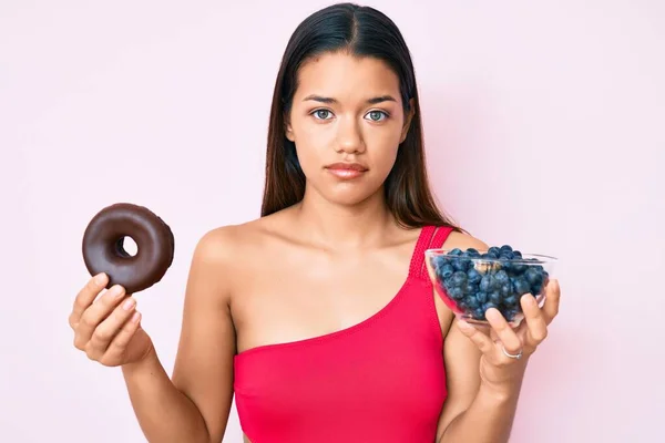 Young Beautiful Latin Girl Wearing Swimsuit Holding Donut Blueberries Relaxed — 图库照片