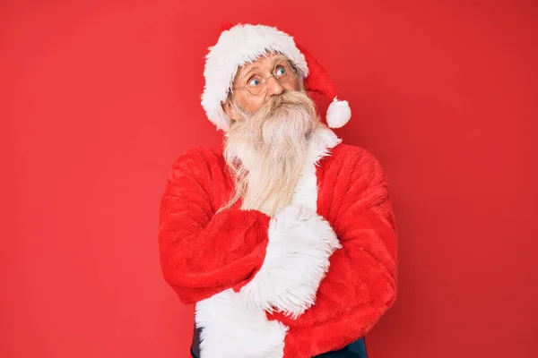 Starý Starší Muž Šedivými Vlasy Dlouhými Vousy Tradičním Kostýmu Santa — Stock fotografie