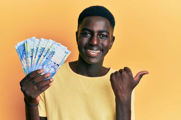 Νεαρός Αφροαμερικάνος Που Κρατάει Χαρτονομίσματα Της Νότιας Αφρικής Δείχνοντας Τον — Φωτογραφία Αρχείου