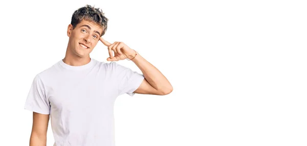 Homem Bonito Jovem Vestindo Camisa Branca Casual Sorrindo Apontando Para — Fotografia de Stock