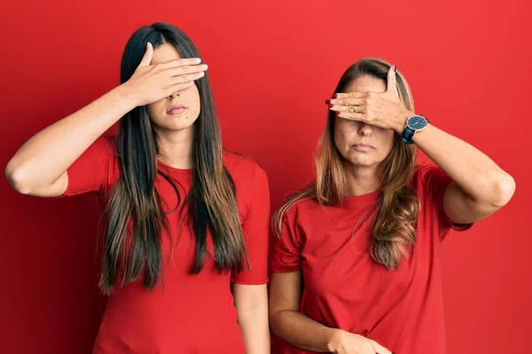 Die Hispanische Familie Aus Mutter Und Tochter Trägt Lässige Kleidung — Stockfoto