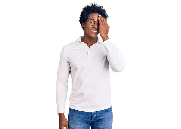 Hombre Afroamericano Guapo Con Cabello Afro Usando Ropa Casual Gafas —  Fotos de Stock