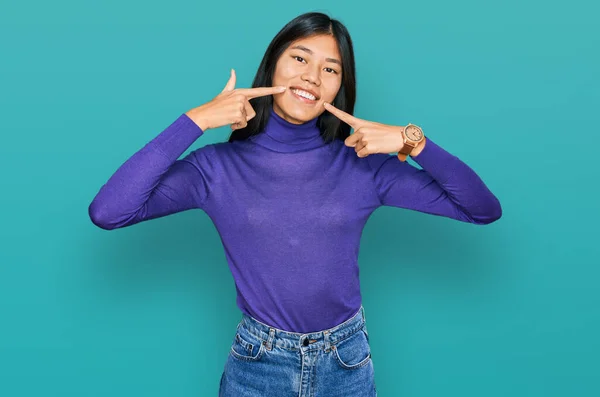 Linda Jovem Mulher Asiática Vestindo Roupas Casuais Sorrindo Alegre Mostrando — Fotografia de Stock