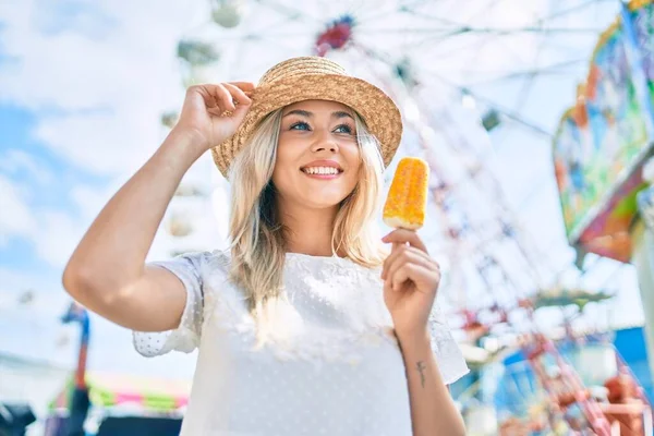 Joven Chica Turista Caucásica Sonriendo Feliz Comiendo Helado Recinto Ferial —  Fotos de Stock