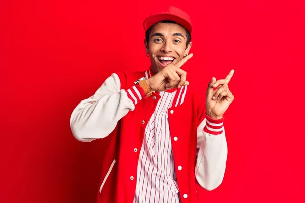 Jovem Americano Africano Vestindo Uniforme Beisebol Sorrindo Olhando Para Câmera — Fotografia de Stock