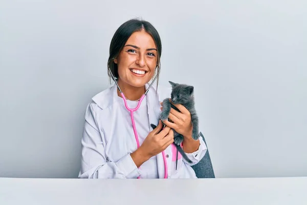 在诊所用听诊器检查猫的年轻恐慌性兽医女孩 — 图库照片