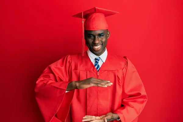 Giovane Uomo Afroamericano Indossando Cappello Laurea Abito Cerimonia Gesticolando Con — Foto Stock