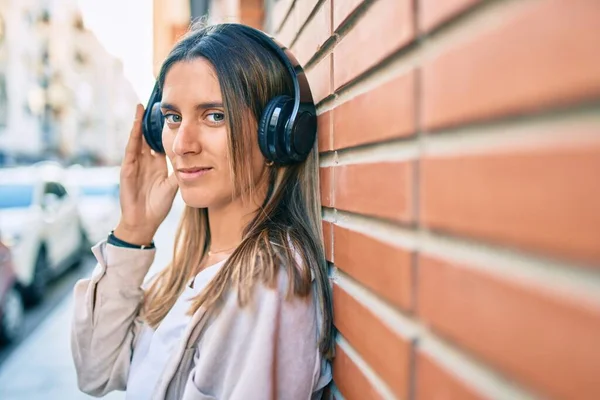 Jonge Kaukasische Vrouw Glimlachen Gelukkig Luisteren Naar Muziek Met Behulp — Stockfoto