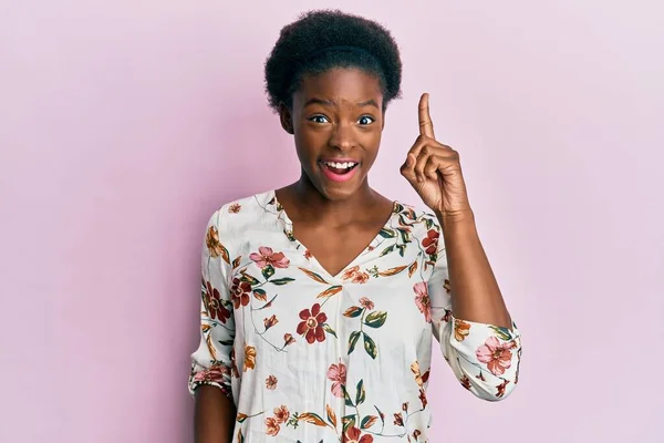 若いアフリカ系アメリカ人の女の子は カジュアルな服を着て成功したアイデアで指を指しています 興奮して幸せよ 第1位 — ストック写真