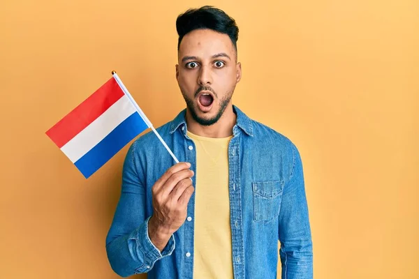 Hollanda Bayrağını Tutan Genç Arap Adam Ağzı Açık Kalmış Korkmuş — Stok fotoğraf