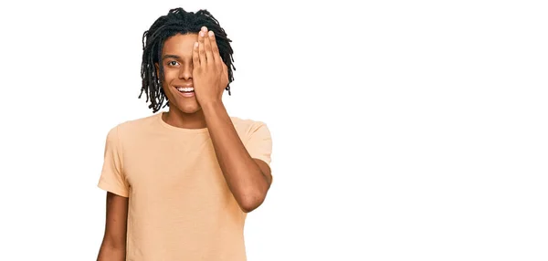 Genç Afro Amerikan Adam Günlük Kıyafetler Giyiyor Bir Gözünü Eliyle — Stok fotoğraf