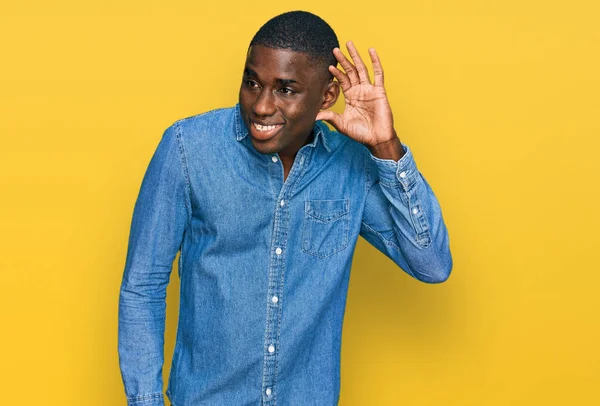 Ein Junger Afrikanisch Amerikanischer Mann Lässiger Kleidung Lächelt Mit Der — Stockfoto