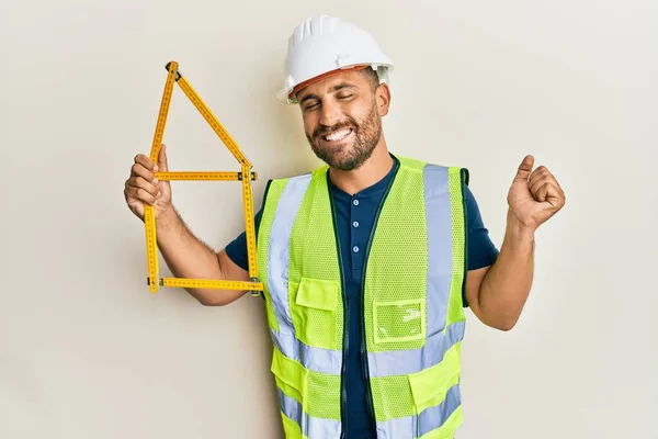 Handsome Man Beard Wearing Hardhat Holding Build Project Screaming Proud — 스톡 사진