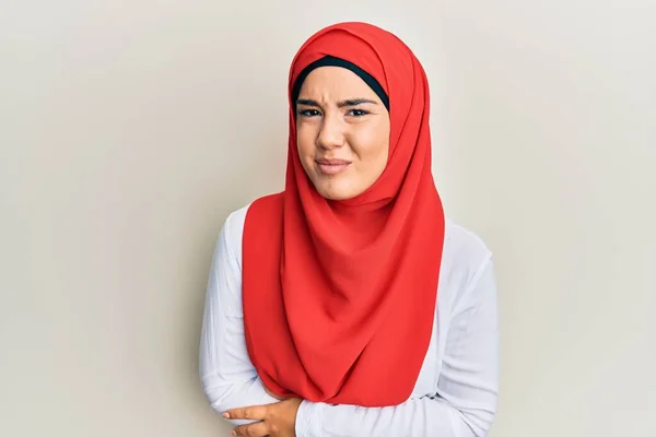 Jeune Belle Fille Hispanique Portant Écharpe Traditionnelle Islamique Hijab Avec — Photo