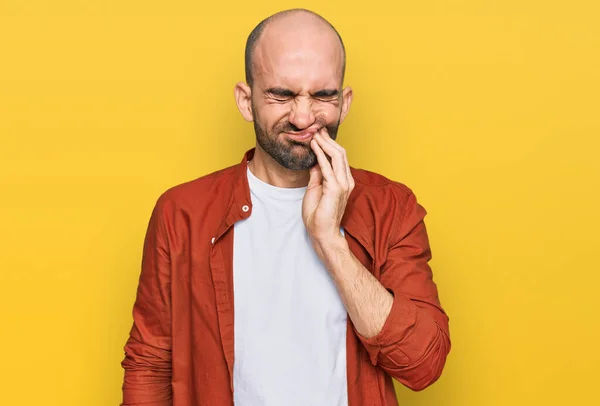 Junge Hispanische Mann Lässiger Kleidung Berühren Mund Mit Der Hand — Stockfoto