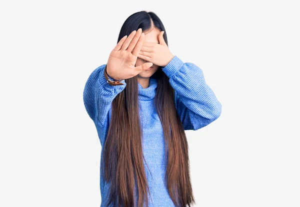 Młoda Piękna Chinka Ubrana Luźny Sweter Zakrywający Oczy Dłońmi Wykonująca — Zdjęcie stockowe