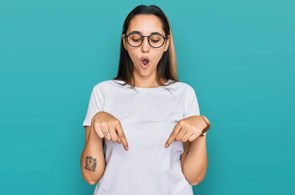 Young Hispanic Woman Wearing Casual White Shirt Pointing Fingers Showing — Stockfoto