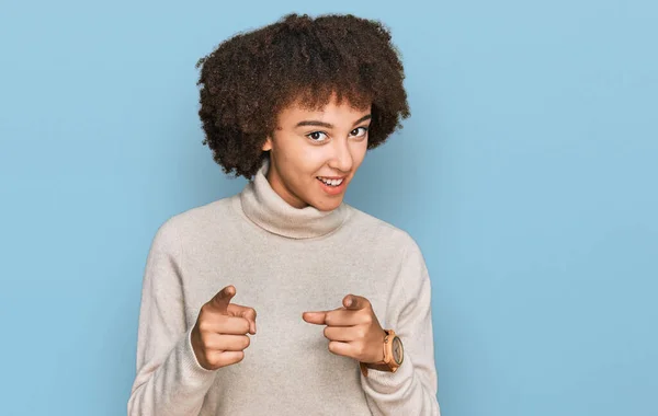 Menina Hispânica Jovem Vestindo Camisola Inverno Apontando Dedos Para Câmera — Fotografia de Stock